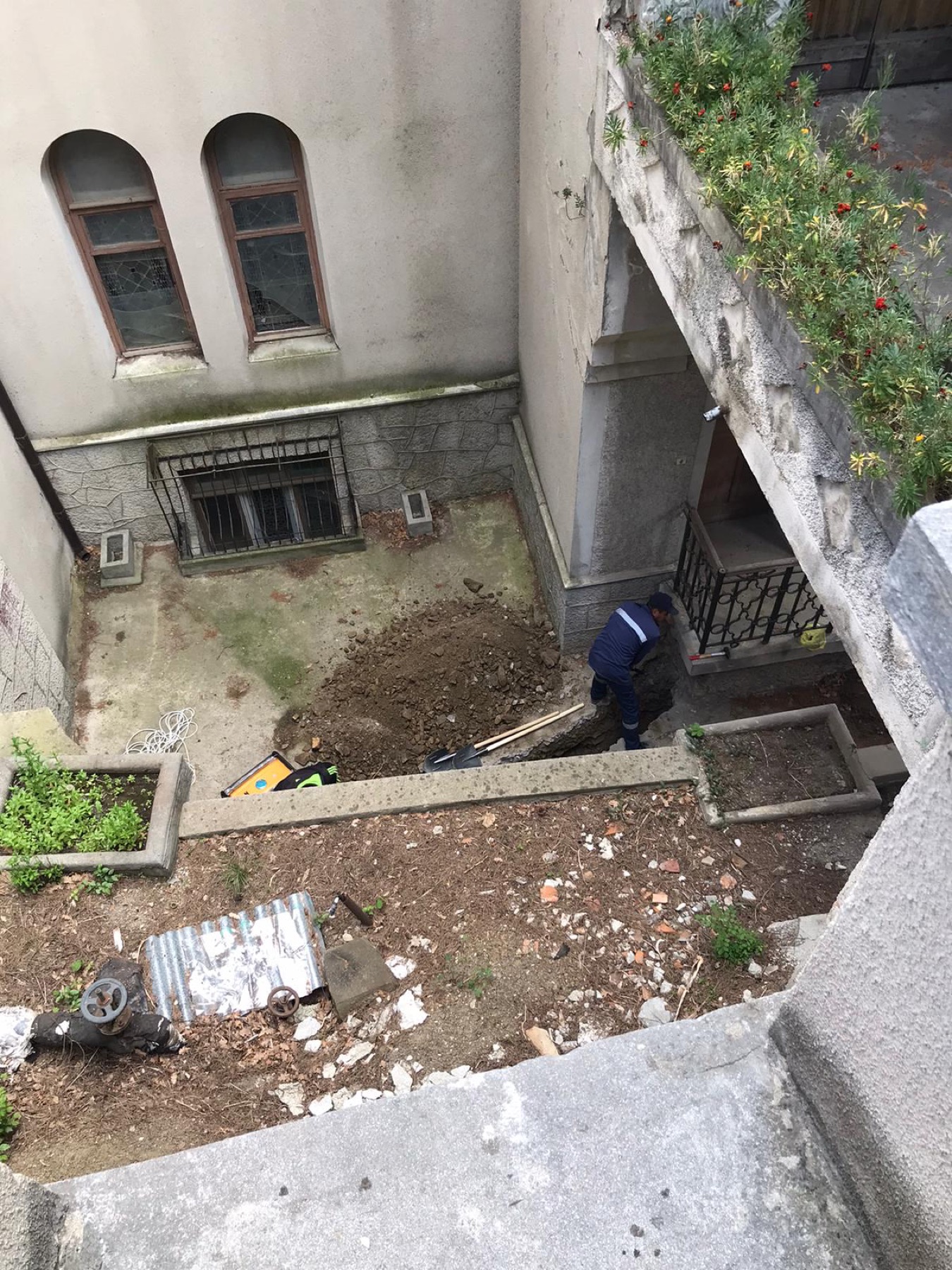 Двор усадьбы Водарской — устройство водоотведения
